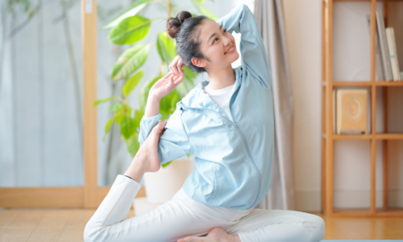 女性がヨガをしている